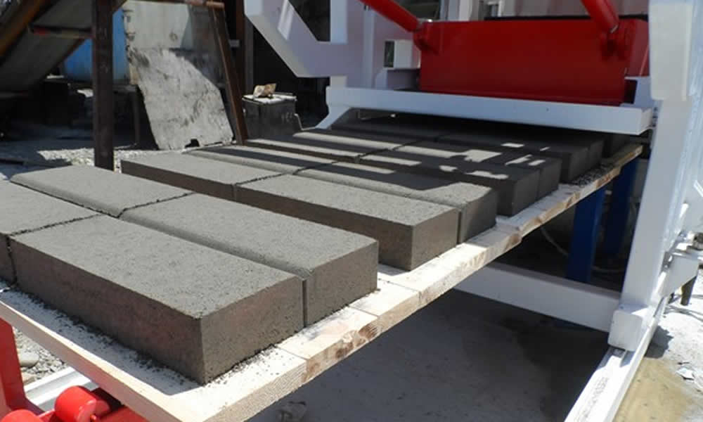 Solid block making machine Solid block making machine